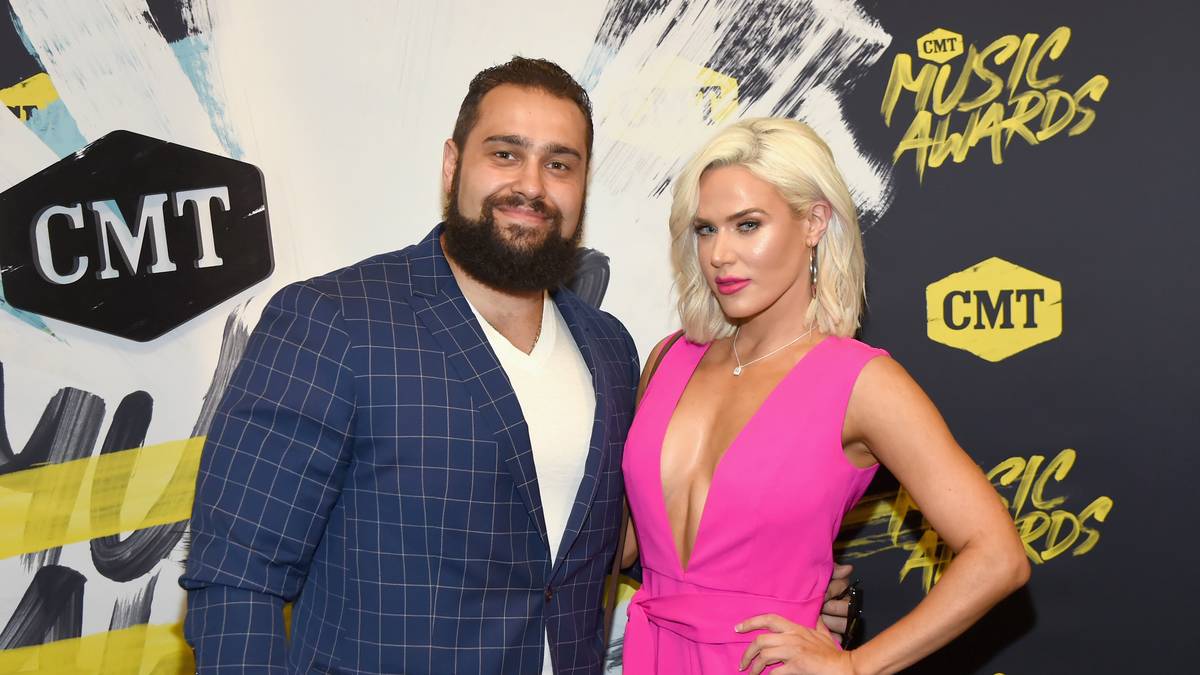 Vor den Kameras ist ihre Beziehung "on off", dahinter nicht: Nachdem LANA in gemeinsamen Nachwuchs-Zeiten bei NXT zur Managerin von RUSEV wurde, entwickelte sich mit der Zeit auch eine private Liaison