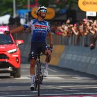 Julian Alaphilippe hat die zwölfte Etappe des Giro d‘Italia gewonnen. Für den zweimaligen Weltmeister ist es der erste Sieg seit fast einem Jahr. 