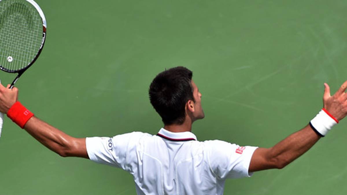Novak Djokovic lässt sich feiern und steht zum 22. Mal nacheinander im Viertelfinale eines Grand-Slam-Turniers