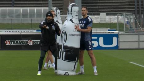 Schalkes Trainer Miron Muslic zeigt sich im Training des FC Schalke 04 wie immer engagiert. Vor allem auf die Defensivarbeit setzt er einen besonderen Fokus.