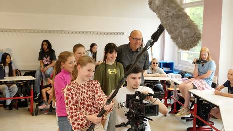 Gibt es auch böse Behinderte? Diese Frage stellt sich die 6b vom Gymnasium Max-Josef-Stift in München. Selbst eine Inklusionsklasse, ist das ihr roter Faden bei der Suche nach einer guten Krimigeschichte für den kleinen Spielfilm, den sie zusammen mit Profis von der Inclumedia drehen werden. Im Rahmen des dreitägigen Projekts lernen sie alle Arbeitsschritte kennen, die für die Herstellung eines eigenen Films nötig sind. Spass und Freude stehen dabei genauso im Mittelpunkt wie das Erleben von Teamwork und der spielerischee Umgang mit der bereits gelebten Inklusion. Ein Team aus Kinderreportern dreht auch noch ein Making-Of über die Dreharbeiten. Am Schluss steht natürlich der Höhepunkt: Die Premiere des fertigen Films.