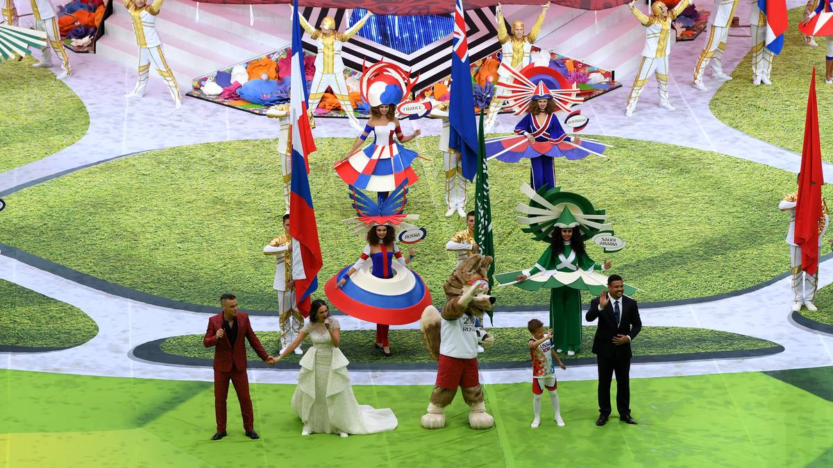 Williams und Garifullina halten sich beim gemeinsamen Singen symbolisch die Hand