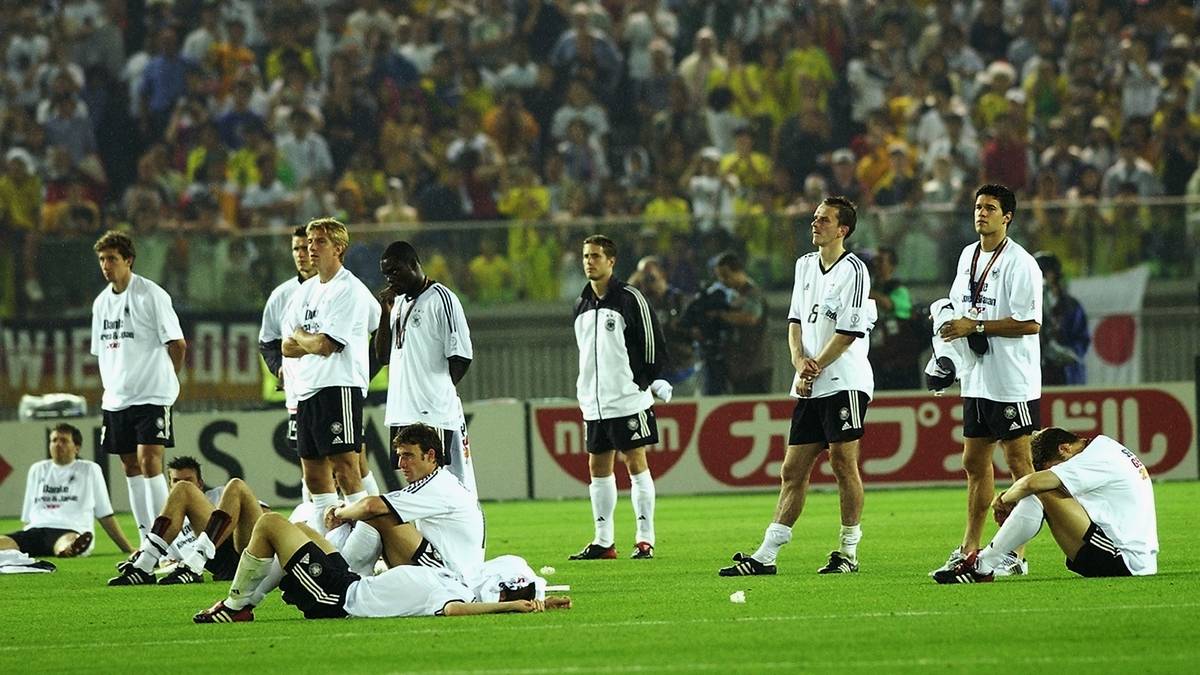 4 - Final-Niederlagen musste Deutschland schon einstecken (1966, 1982, 1986 und 2002). Kein Land verlor häufiger im Endspiel, aber keines stand mit acht Teilnahmen auch öfter im Endspiel. Nur Brasilien hat mit 5 Titeln den WM-Pokal öfter gewonnen. Bei der WM 2002 unterlag Deutschland ausgerechnet gegen Brasilien im Finale