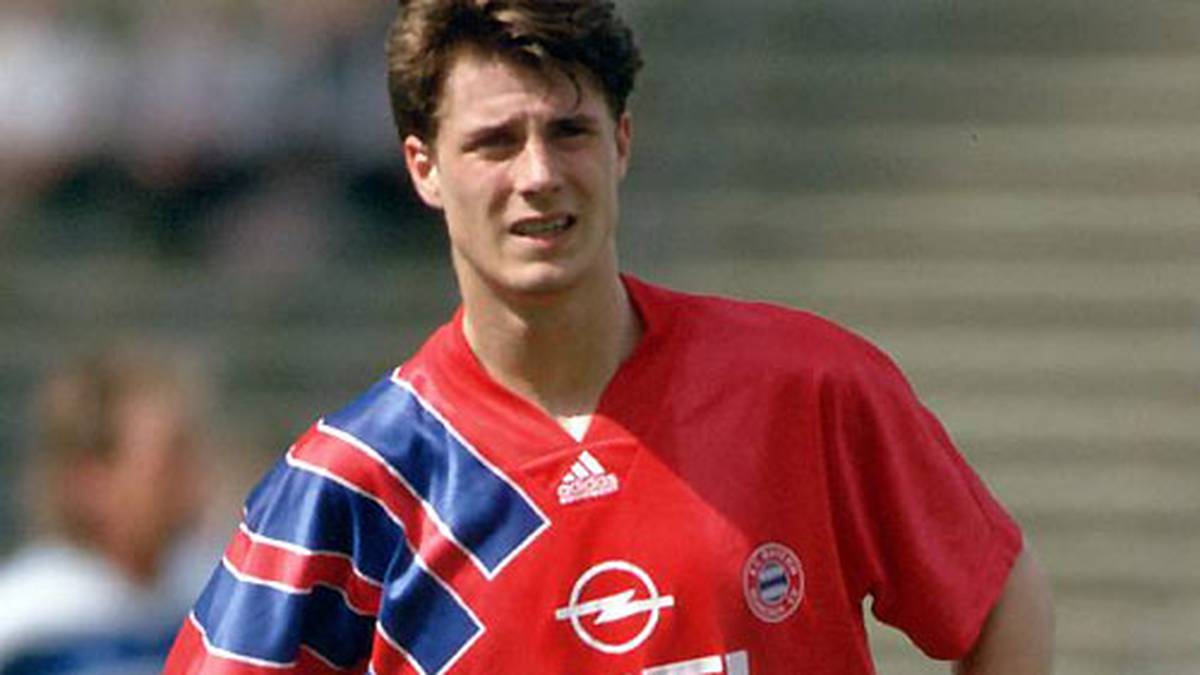 Zwei Jahre später feiert die in München aufgrund eines gewissen örtlichen Konkurrenzklubs nie ganz unumstrittene Farbe Blau ihr Comeback - zunächst in Form von Randstreifen an der Arbeitskleidung von Brian Laudrup