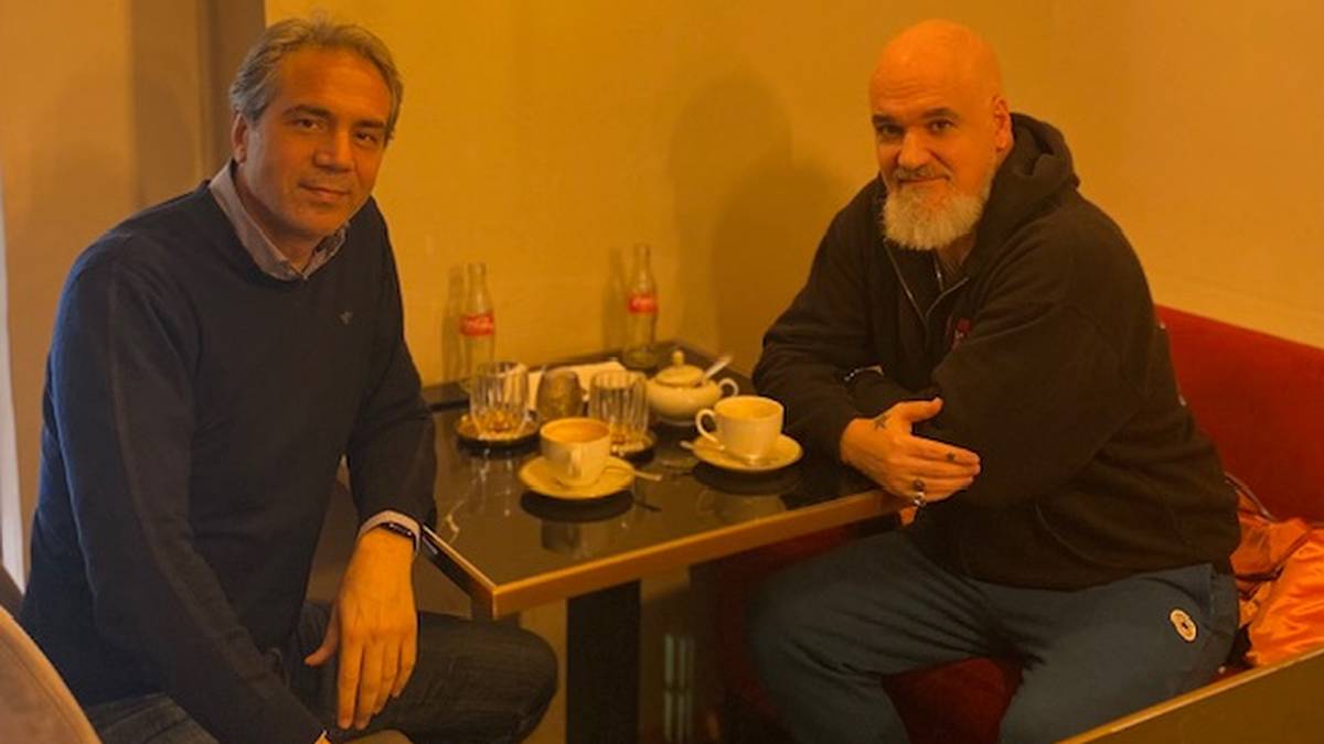 SPORT1-Reporter Reinhard Franke (r.) traf sich in München mit Serdar Dayat zum Exklusiv-Interview