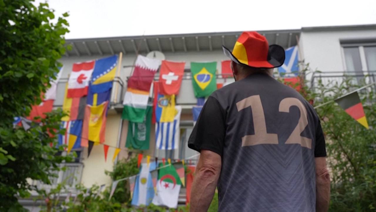 WM 2026: Das ist WM-Begeisterung! Er hat alle 48 Fahnen am Haus