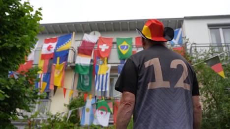 Günter Kreissl verzaubert sein Haus und das seiner Nachbarn auf eine besondere Art und Weise. Seine beeindruckende Flaggensammlung erfolgt dabei einem festen Schema. 