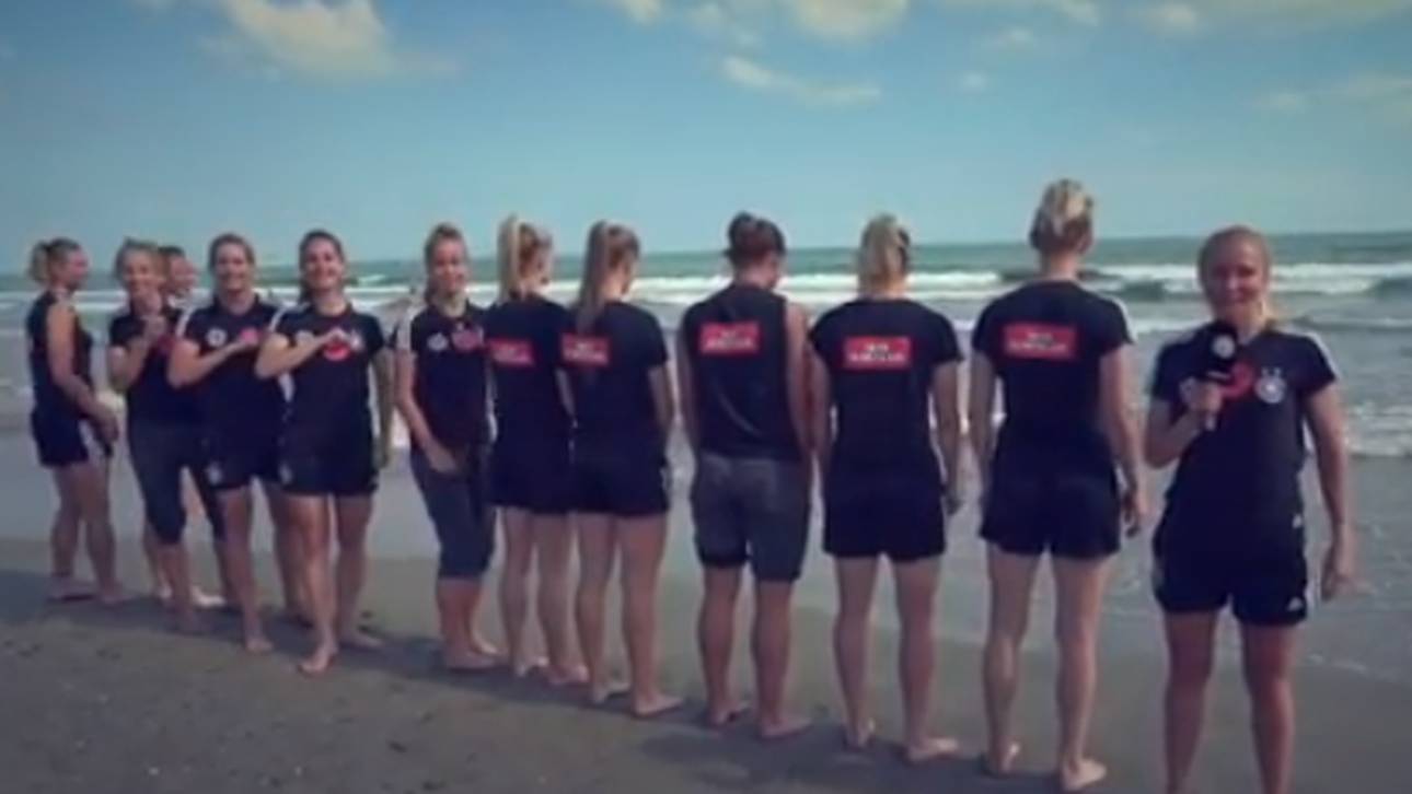 DFB-Damen mit Pferdeschwanz-Gruß