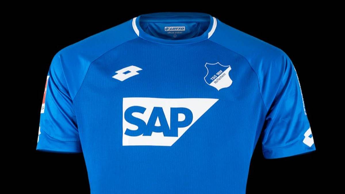 TSG HOFFENHEIM: Die Badener bekennen sich zu klassischem Blau. Hauptsponsor und Details am Kragen sind weiß abgesetzt