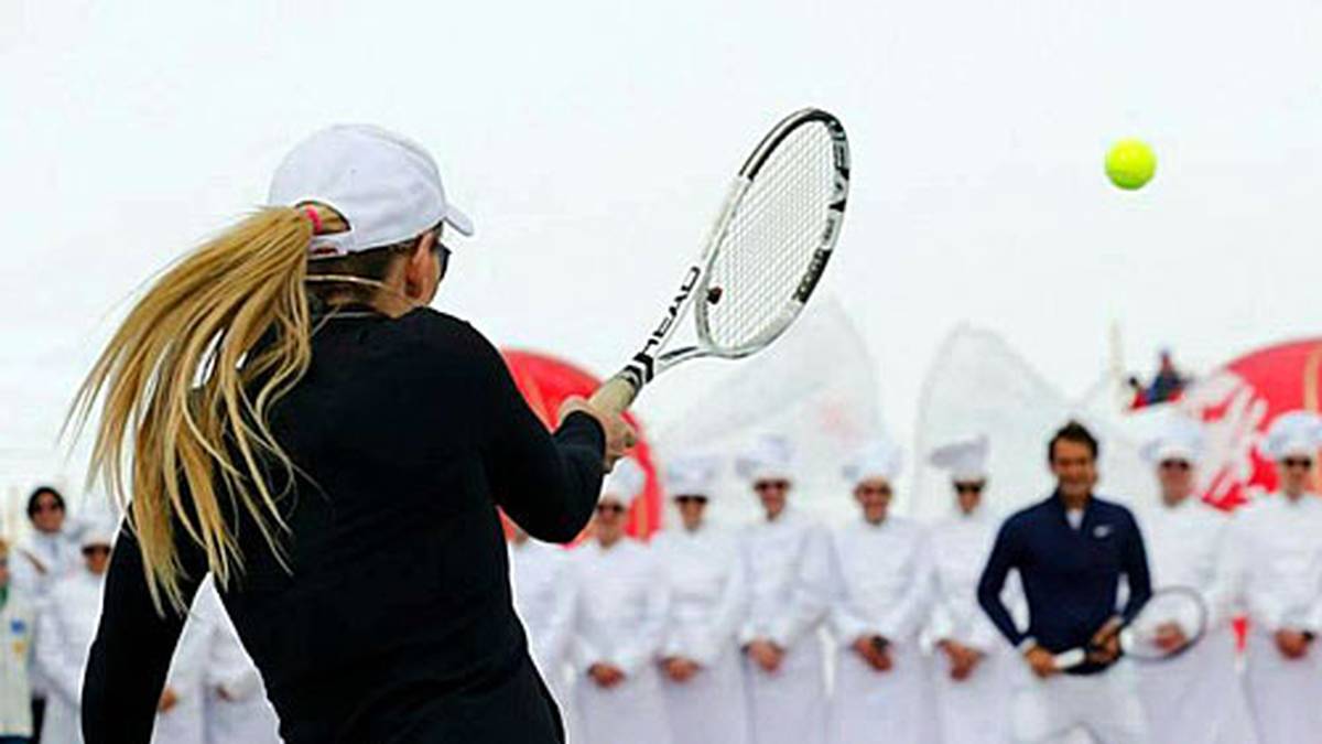 In der Sommerpause spielt Vonn mit ihrem großen Vorbild Roger Federer auf 3450 Meter über dem Meeresspiegel ein Tennis-Show-Match. Die US-Amerikanerin scheint die Olympia-Absage gut weggesteckt zu haben und gibt sich öffentlich bestens gelaunt