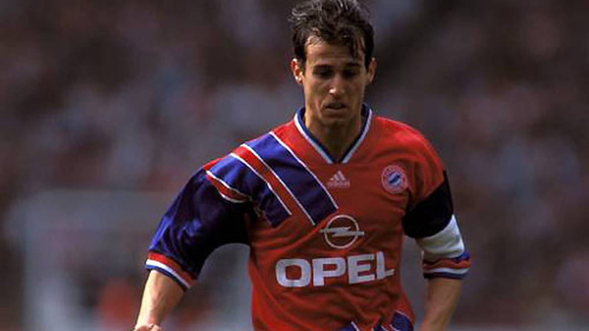 Später greift das Blau dann auch auf die Ärmel über - so wie hier bei Mehmet Scholl 1995