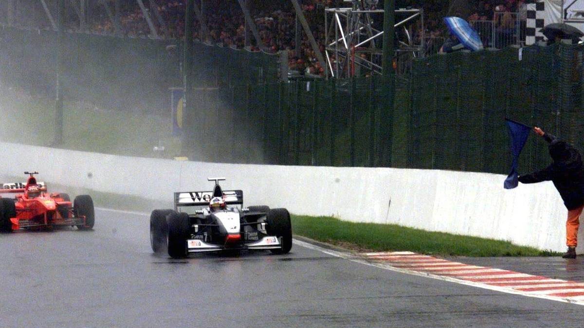 PLATZ 7 - MICHAEL SCHUMACHER VS. DAVID COULTHARD (Spa, 1998): Lieblingskurs plus Regenchaos - alles ist 1998 angerichtet für einen Schumacher-Sieg. Da Mika Häkkinen ausscheidet, kann der Ferrari-Pilot die WM-Führung übernehmen. Schumacher führt klar, als er nach 24 Runden Häkkinens Teamkollege Coulthard überrunden will