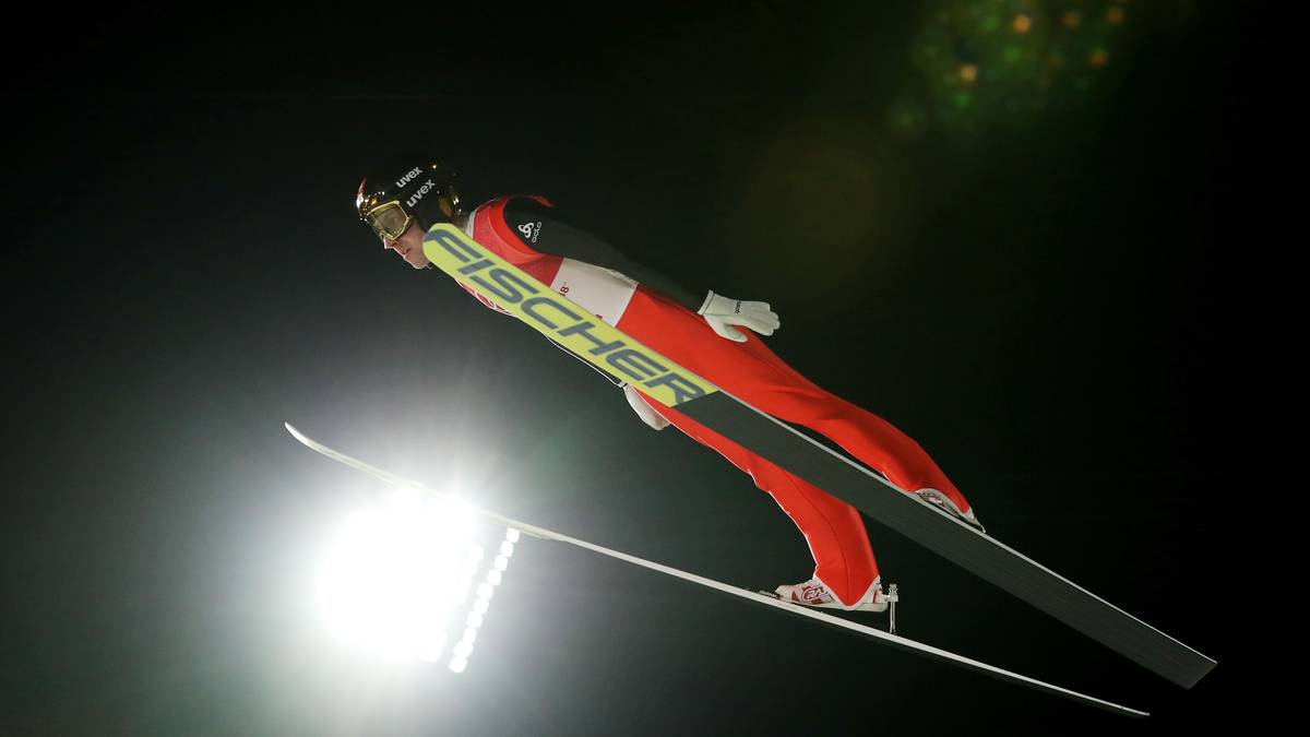 FLOP - SKISPRINGEN ZUR GEISTERSTUNDE. Die erste Medaillenentscheidung im Skispringen wird für die Athleten zur absoluten Geduldsprobe. Unberechenbare Winde verzögern den Wettbewerb, allein der erste Durchgang knapp doppelt so lange wie üblich. Kein Wunder, dass der zweite Durchgang bis weit nach Mitternacht andauert