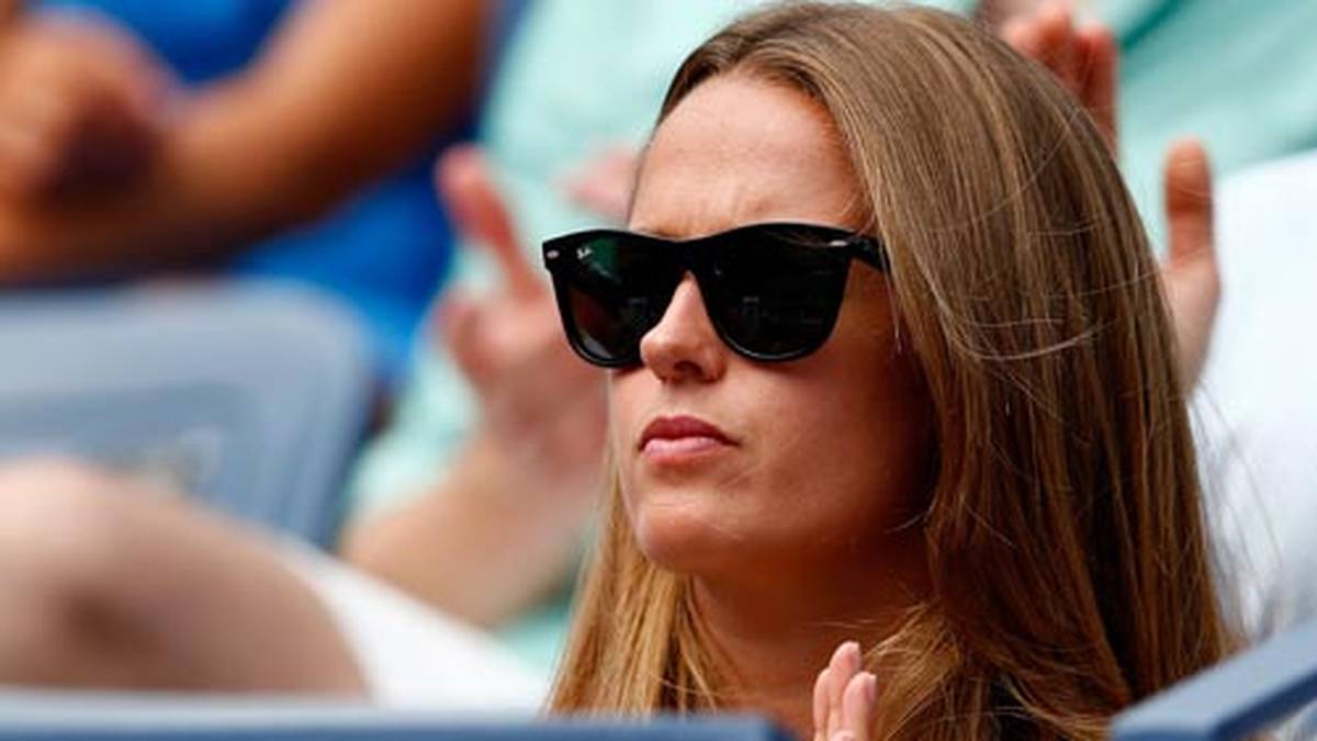 Auch Kim Sears drückt ihrem Boyfriend natürlich die Daumen, aber - wie immer - etwas zurückhaltender