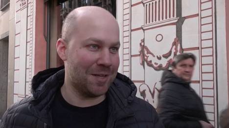 Nicht einmal ein Jahr nach seiner Berufung wurde das Aus von Thomas Tuchel als Bayern-Trainer mit Saisonende verkündet. Die Fans in der Münchner Innenstadt sehen viele Probleme im Verein.