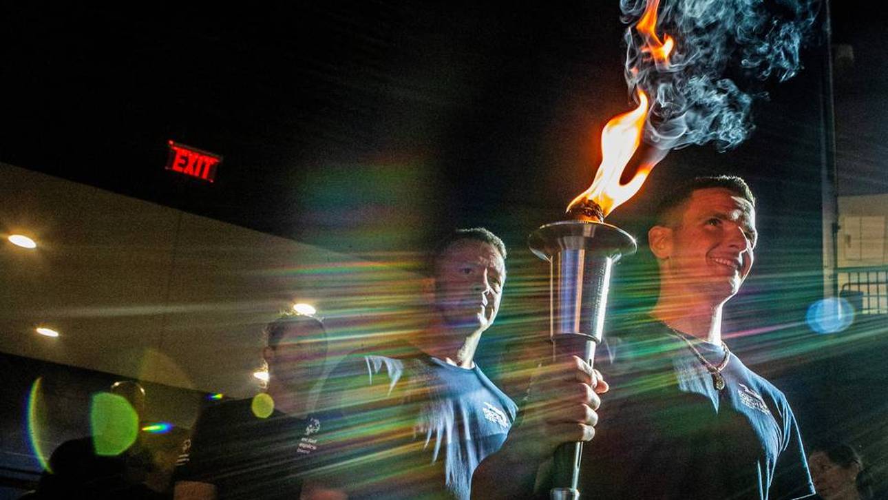 Fackel-Lauf: Flamme auf dem Weg zum Olympia-Stadion