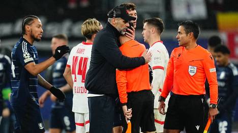 Nach Leipzigs Niederlage gegen Aston Villa wird einer der Schiedsrichter-Assistenten von RB-Coach Marco Rose getröstet. Auf der Pressekonferenz verrät Rose, was dahintersteckt - und was er dem Unparteiischen sagte.