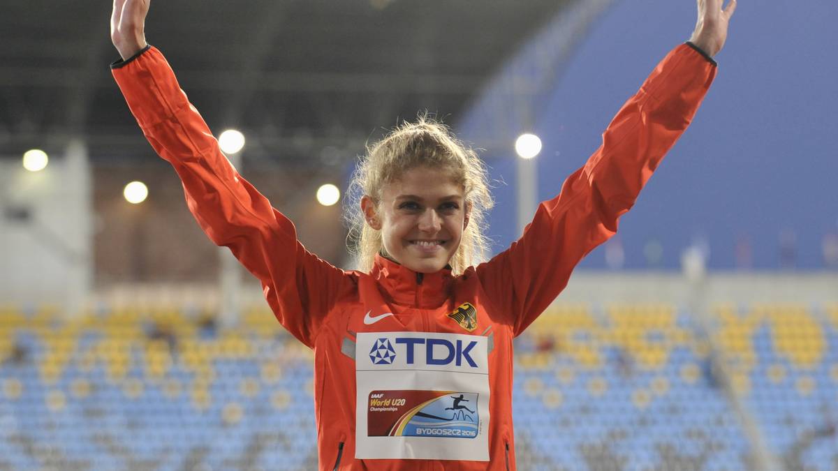 800 METER: Mit gerade einmal 14 Jahren setzt Klosterhalfen 2011 mit 2:22,25 Minuten ihre erste Bestzeit über die kurze Mitteldistanz. Schon im Jahr darauf kann sie sie sich um neun Sekunden steigern, 2013 verbessert sich Klosterhalfen um weitere sechs Sekunden auf 2:07,52 Minuten