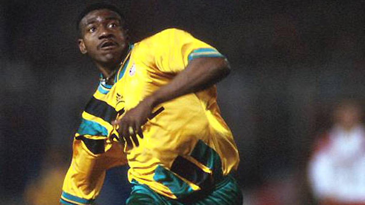 Mitte der Neunziger wagen die Bayern auswärts mal etwas Neues: Adolfo Valencia in Gelb-Grün - passt irgendwie auch zu seinem Spitznamen "Entlauber"