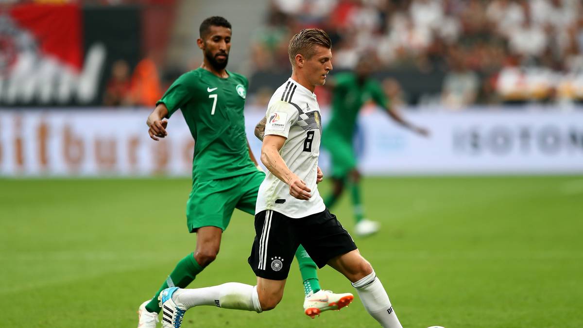 TONI KROOS: Spielte im Schongang, zeigte keine Fehler im defensiven Mittelfeld und verlieh dem deutschen Spiel Stabilität. Munterte das Team lautstark auf (30.) und wurde in Halbzeit eins einmal rüde gefoult, packte sich anschließend mehrfach an den Rücken. Aktiver in der zweiten Hälfte. SPORT1-Note: 3,5