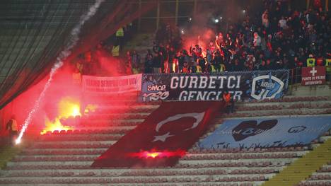 Fans von Trabzonspor zündeten in der Kurve Pyrotechnik