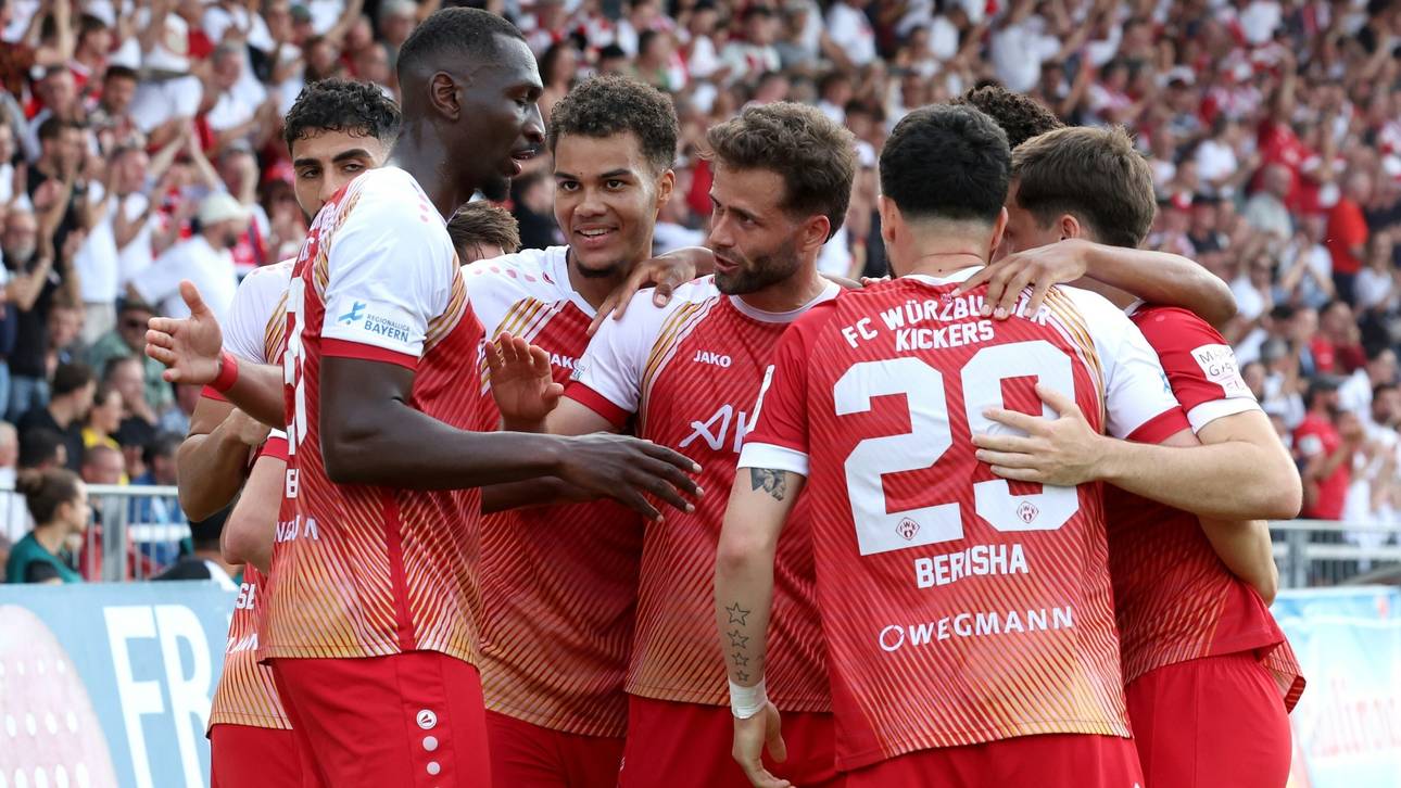 Die Würzburger Kickers jubeln über den Aufstieg in die 3. Liga