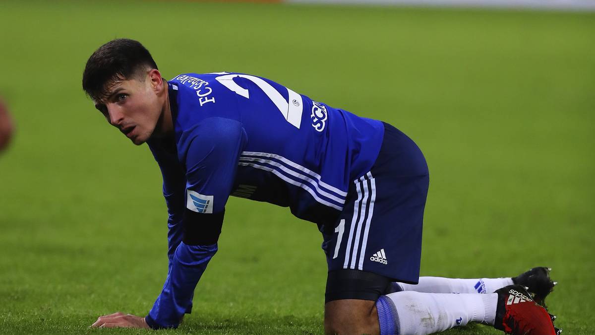 Noch stärker in der Gunst der Fans sank nach seiner durchwachsenen Saison nur der FC Schalke 04, der 2,5 Prozentpunkte auf 3,1 Prozent der abgegebenen Stimmen einbüßte