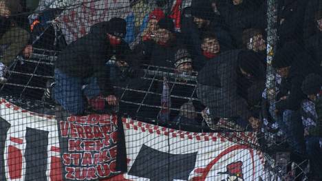 Weil eine Stuttgarter Zaunfahne ein Fluchttor im Bochumer Ruhrstadion versperrt, ist die Bundesliga-Partie für über 40 Minuten unterbrochen. Das passiert jedoch nicht zum ersten Mal.