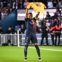 Lionel Messi verabschiedet sich unter Pfiffen und mit einer peinlichen Niederlage von Paris Saint-Germain. Im Mittelpunkt steht er am letzten Spieltag in Frankreich aber nicht. 