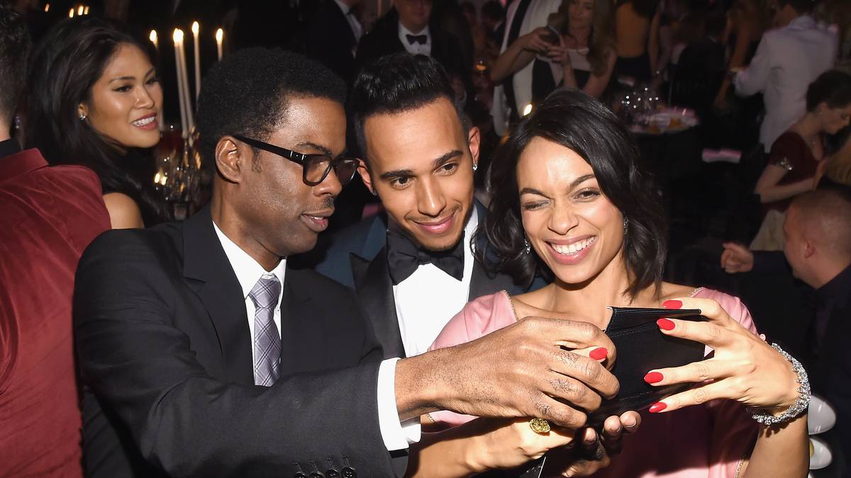 Danach wird es unübersichtlich. Hamilton springt von rotem Teppich zu rotem Teppich. Hier bei einer Gala mit Schauspielerin Rosario Dawson