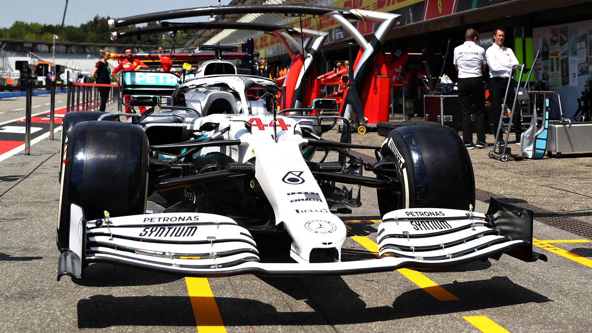 Mercedes wird "mit einer Gedenk-Lackierung antreten, die unserer Geschichte Respekt zollt", sagt Motorsportchef Toto Wolff. Mit dieser Lackierung dreht das Team die Zeit weit zurück