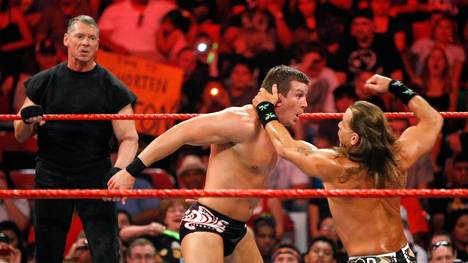 WWE-Chef Vince McMahon (l., bei einem Ringauftritt 2009) droht Millionen zu verlieren