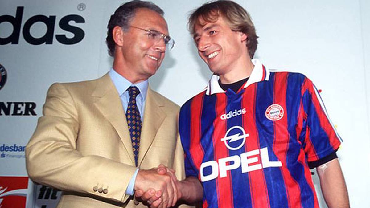1995 kommt nicht nur Jürgen Klinsmann zu den Bayern, auch die rot-blauen Längsstreifen a la Barcelona feiern ihr Comeback