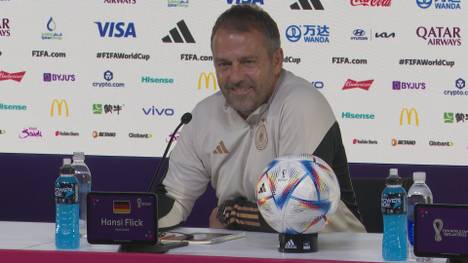 Hansi Flick lässt sich in der Pressekonferenz in Bezug auf die Startelf-Aufstellung von Niclas Füllkrug nicht in die Karten gucken und lässt die Frage von SPORT1-Reporter Kerry Hau offen.
