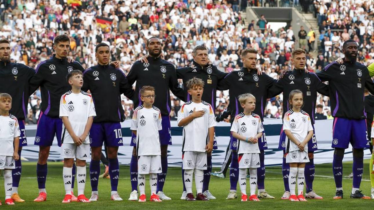 Die deutsche Nationalmannschaft während der Nationalhymne