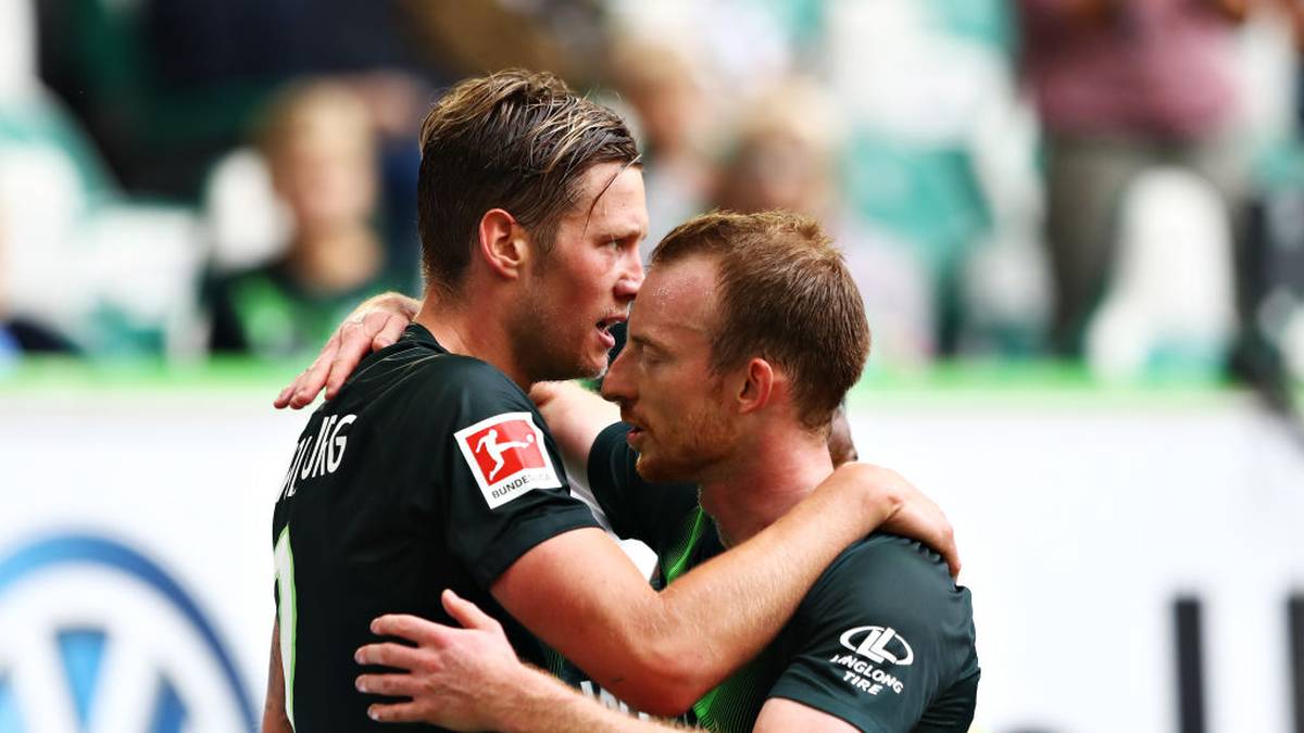 VFL WOLFSBURG: Wout Weghorst (l.) und Maximilian Arnold teilen sich mit je 29 Toren die Spitze im Ranking der aktuellen Spieler