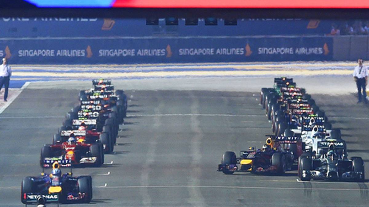 Fortan ist der Brite nicht mehr zu stoppen: Während Rosberg seinen Mercedes beim Nachtrennen von Singapur wegen technischer Probleme vorzeitig abstellen muss, stürmt Hamilton von der Pole Position zu seinem siebten Saisonsieg und mit drei Punkten Vorsprung an dem frustrierten Rosberg vorbei an die Spitze der WM-Wertung