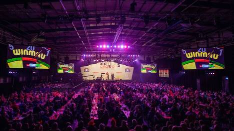 Am ersten Spieltag der Darts Premier League kommt es auf der Tribüne zu unschönen Szenen. 