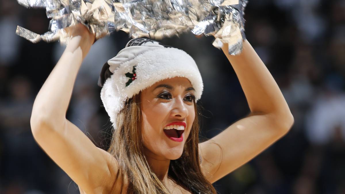 Der Kracher des Tages steigt ein paar Kilometer weiter westlich. Die San Antonio Spurs laden zum vorweihnachtlichen Topspiel gegen die L.A. Clippers