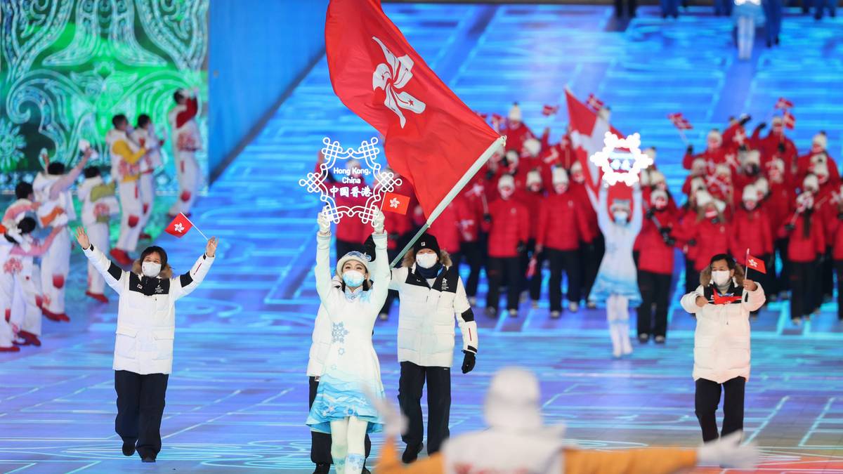 Es folgt der Einmarsch der teilnehmenden Nationen. Mit dabei sind auch Hongkong und Taiwan, das aber nur als Chinese Taipeh einlaufen kann. Das Land wird von China nicht anerkannt.