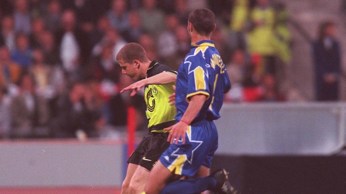 Im zweiten Durchgang glückt dem eingewechselten Alessandro Del Piero der Anschlusstreffer zum 1:2. Lars Ricken (l.) gelingt jedoch die perfekte Antwort. Nur 15 Sekunden nach seiner Einwechslung trifft der damals 20-jährige Ricken mit einem traumhaften Lupfer über Juve-Keeper Angelo Peruzzi hinweg zum 3:1-Endstand