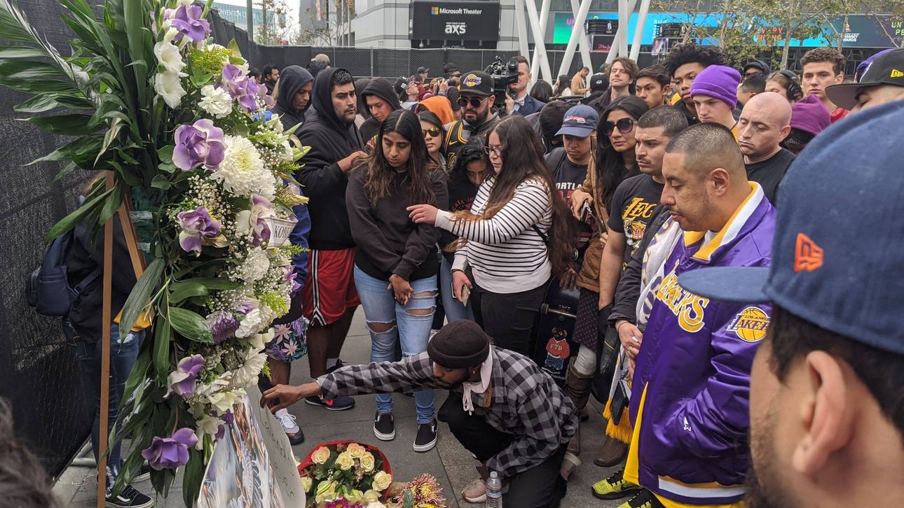 In Los Angeles versammelten sich zahlreiche Lakers-Fans und trauerten um Kobe Bryant