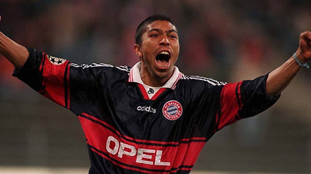 Zwei Jahre später wird die Vereinsfarbe Rot zurückgedrängt auf Ärmel und Brustring: Giovane Elbers Outfit ist geprägt von einem tiefdunklen Blau