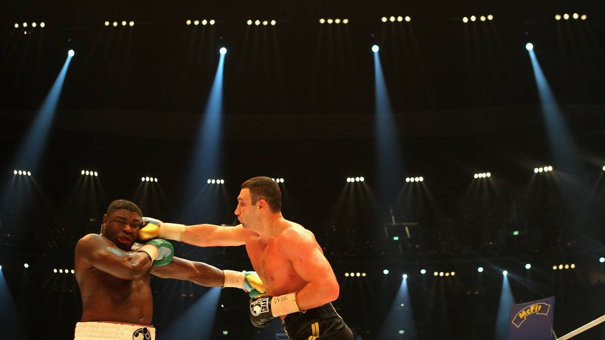 Am 11. September 2010 kam er dann nach Frankfurt zurück. Gegen den Nigerianer Samuel Peter verteidigte Klitschko seine Schwergewichtstitel der WBO und IBF nach Abbruch in der achten Runde