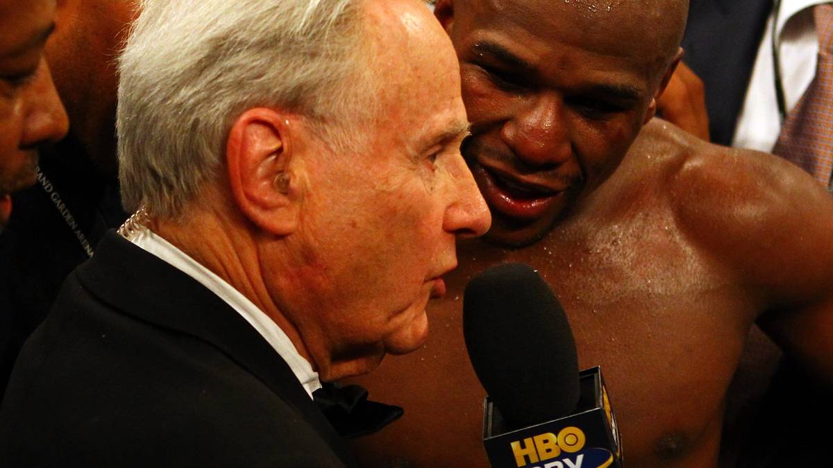 TV-Moderator Larry Merchant vergisst nach diesen Szenen seine journalistische Neutralität und herrscht Mayweather an: "Ich wünschte ich wäre 50 Jahre jünger. Ich würde dir in den Arsch treten."