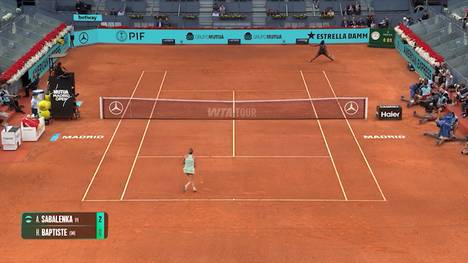 Beim WTA-Turnier in Madrid ist Aryna Sabalenka überraschend im Viertelfinale an Hailey Baptiste gescheitert. Die US-Amerikanerin gewann nach zweieinhalb Stunden mit 6:2, 2:6, 6:7 (6:8) und steht nun im Halbfinale.