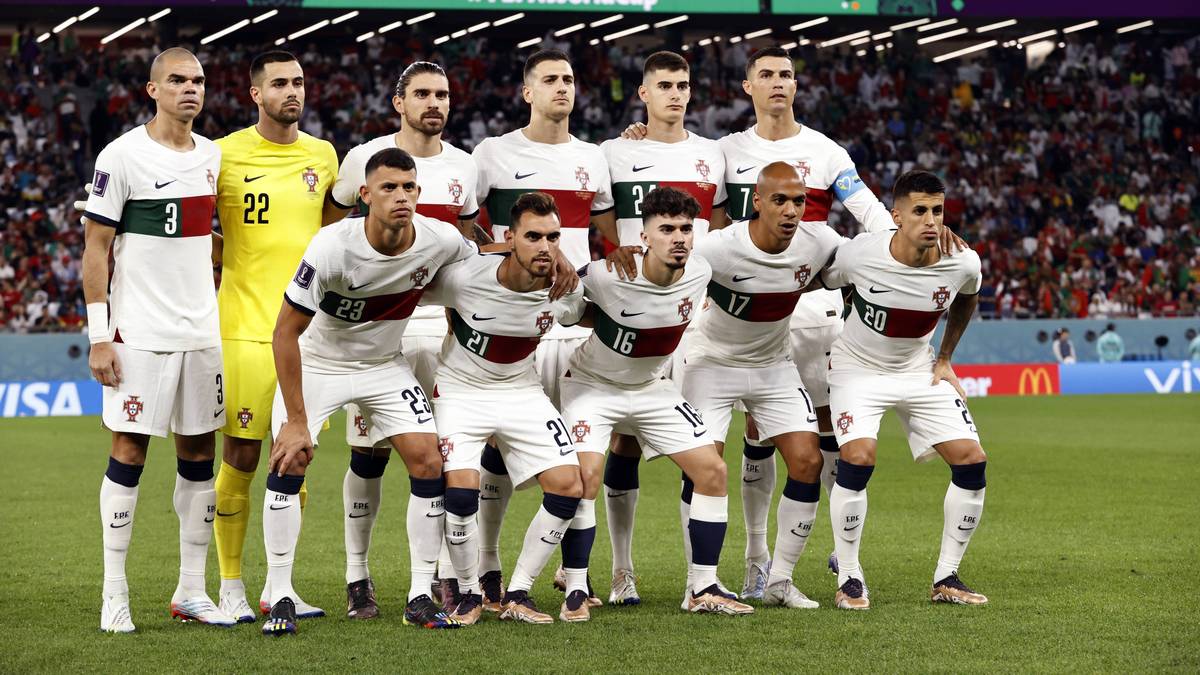 Ronaldo steht beim Teamfoto in Katar auf Zehenspitzen