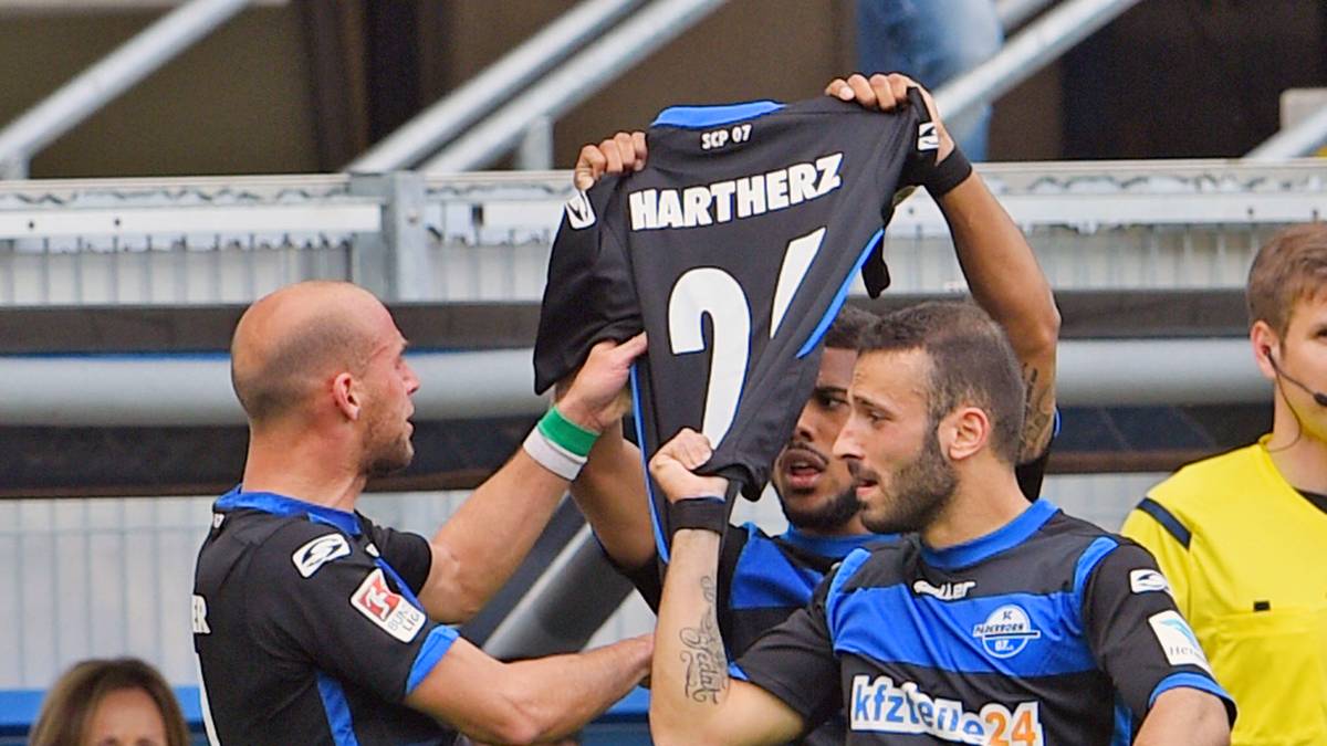 Nach dem Tor zeigen die Paderborner eine große Geste und halten das Trikot ihres Teamkollegen Florian Hartherz hoch. Der Vater des Paderborners war erst am Freitag verstorben