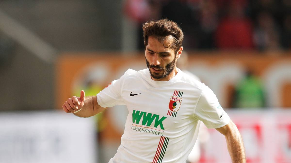 Ohne Aufdruck kostete das Trikot des FC Augsburg in dieser Saison 74,95 Euro - und zählte damit zu den günstigeren Modellen unter den Bundesligisten. Seit 2009 hat sich der Preis für ein Trikot der Fuggerstädter jedoch mehr als verdoppelt. Damals spielte der FC Augsburg allerdings auch noch in der Zweiten Liga