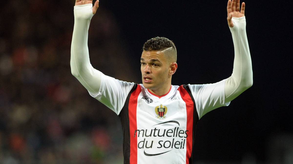 Der 31 Jahre alte frühere Nationalspieler, der auch schon mit Dortmund in Verbindung gebracht wurde, liebäugelt offenbar mit einer Rückkehr zu OGC Nizza, woe er schon 2015/2016 spielte. Mit Ben Arfa und Mario Balotelli hätte Nizza dann allerdings gleich zwei schwierige Charaktere in seinem Team